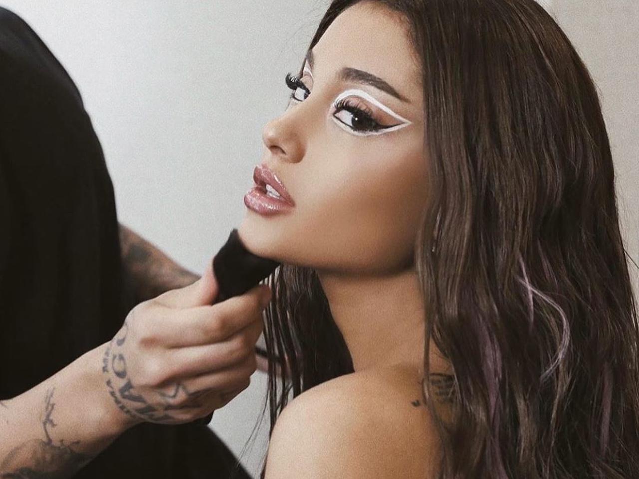 アリアナ・グランデ、新曲MVで披露したアイメイクをセルフで再現！