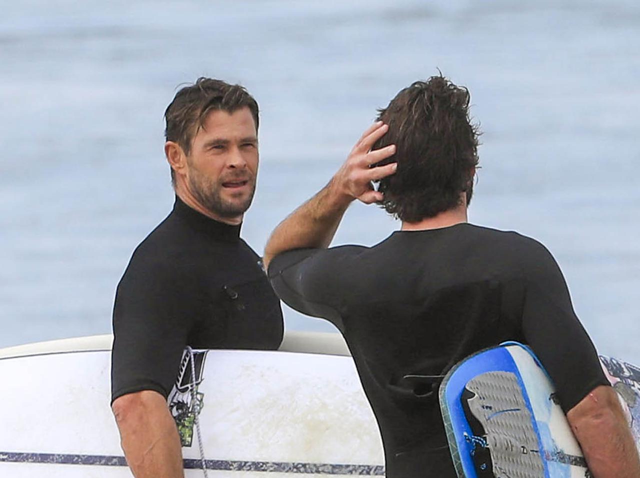 リアム＆クリス・ヘムズワース兄弟がサーフィン、“一緒に波に乗る姿”が完全に映画