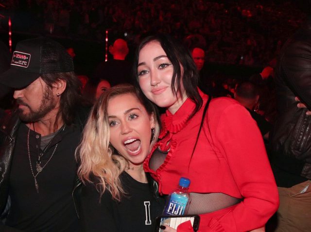 ノア・サイラス、姉のマイリーと比較されてきた苦労を涙ながらに語る