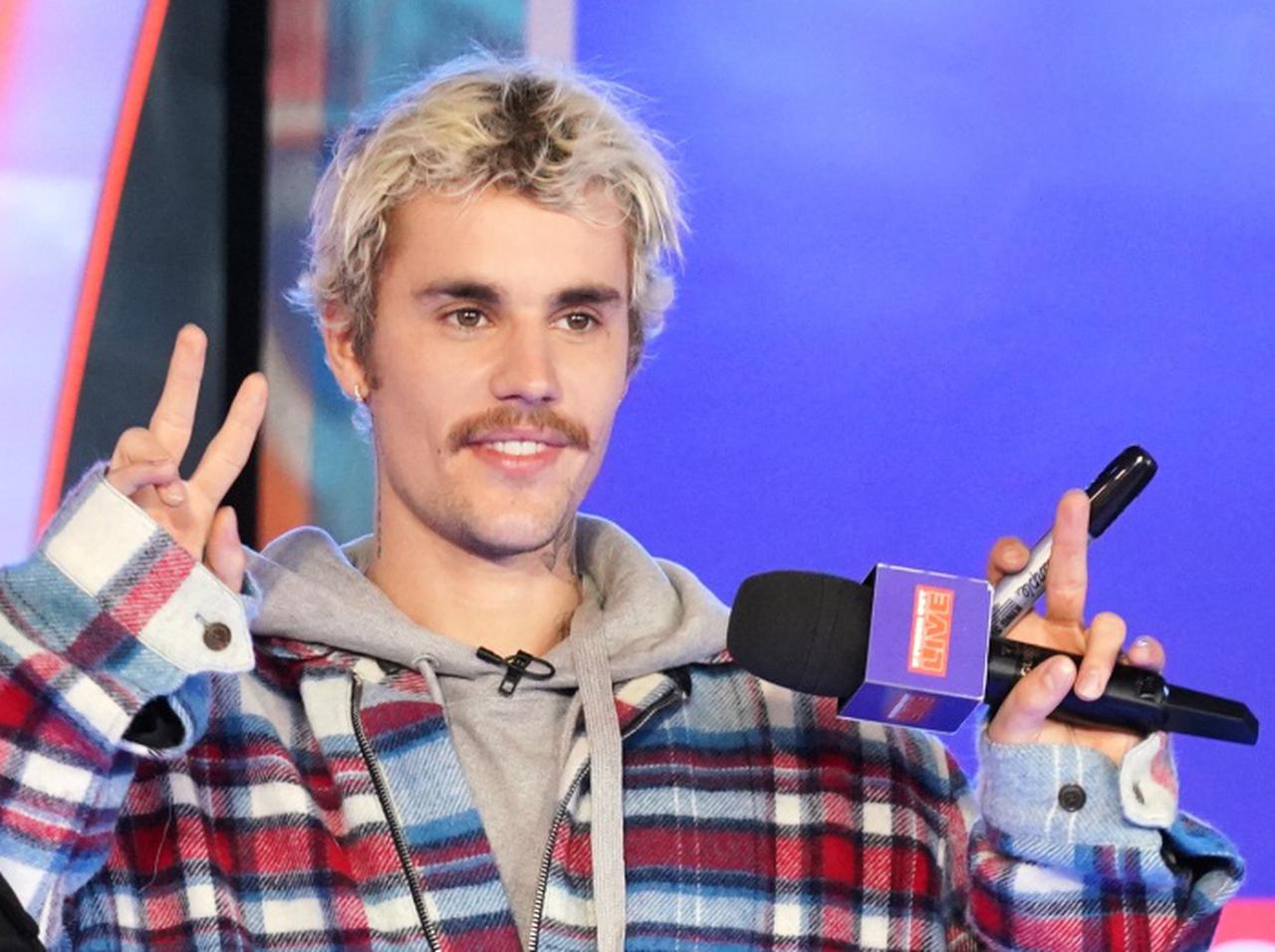 ジャスティン・ビーバー、鼻をほじったあとの「指の行方」が波紋を呼ぶ