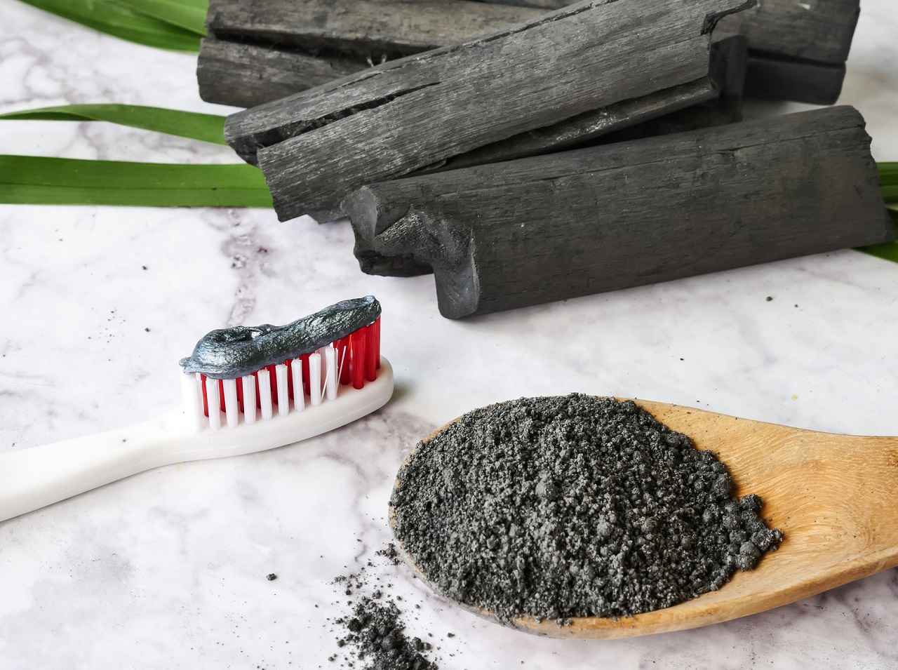 炭で歯が白くなる!歯科医が明かすチャコール歯磨き粉の効果