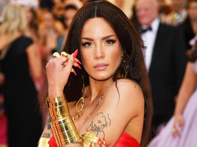 ホールジー、『セーラームーン』の「ちびうさ」にコスプレした姿が刺激強め