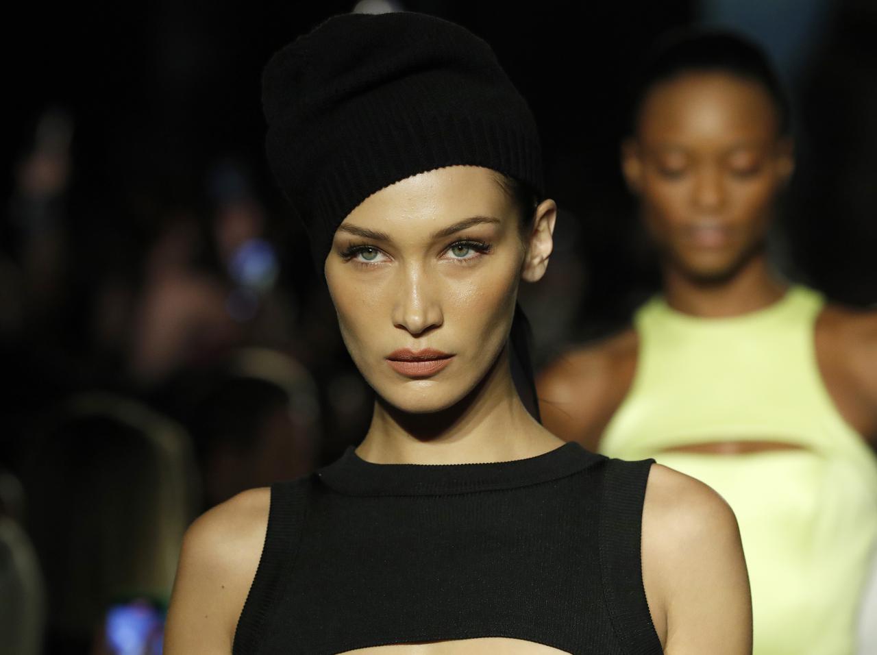 モデルのベラ・ハディッド、ビキニ写真で「二段腹」を隠さない!