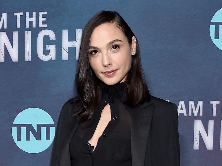 『ワンダーウーマン』ガル・ガドット、ワンダーウーマンの格好で働く医療従事者たちにサプライズ