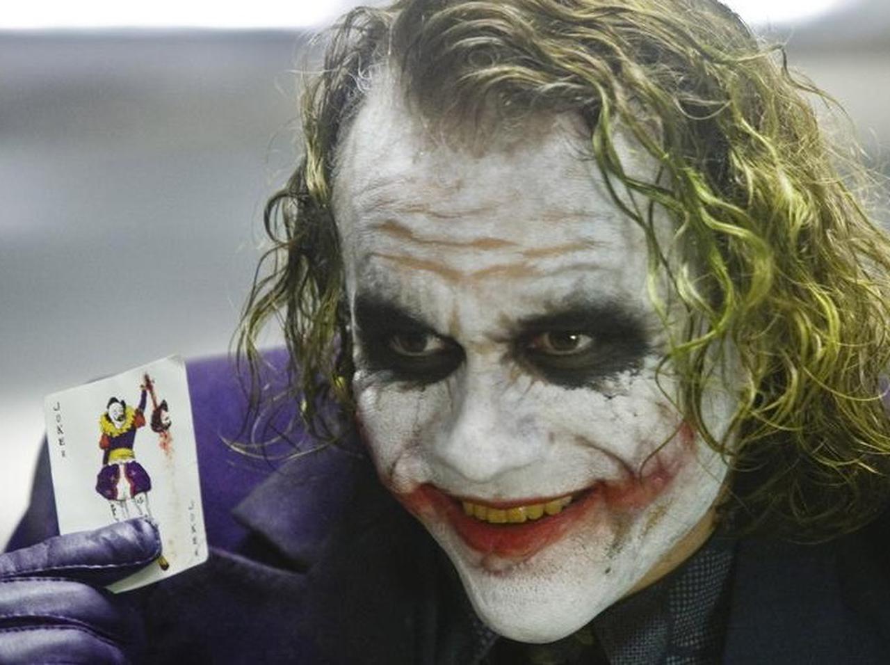 『ダークナイト』でヒース・レジャー演じるジョーカーが唇をずっとなめていた理由は?