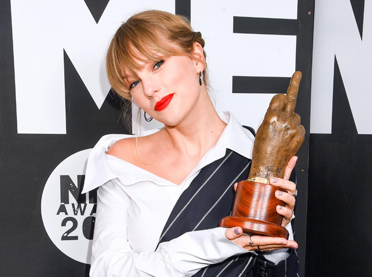 テイラー・スウィフトが絶賛する「謎のバンド」の正体は?陰謀説を“答え合わせ”