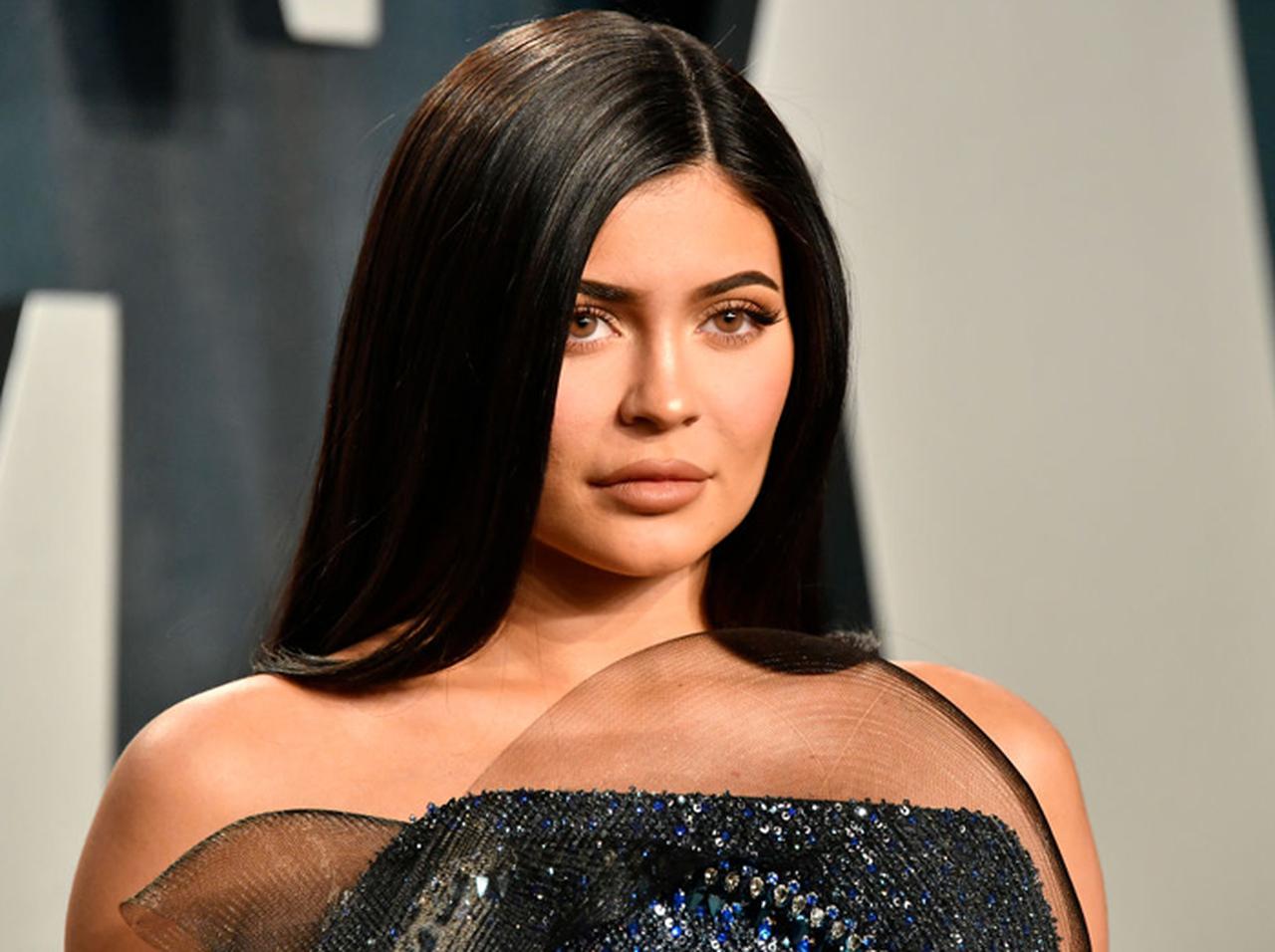 カイリー・ジェンナーは「億万長者ではない」フォーブスが称号撤回&売上詐称を告発