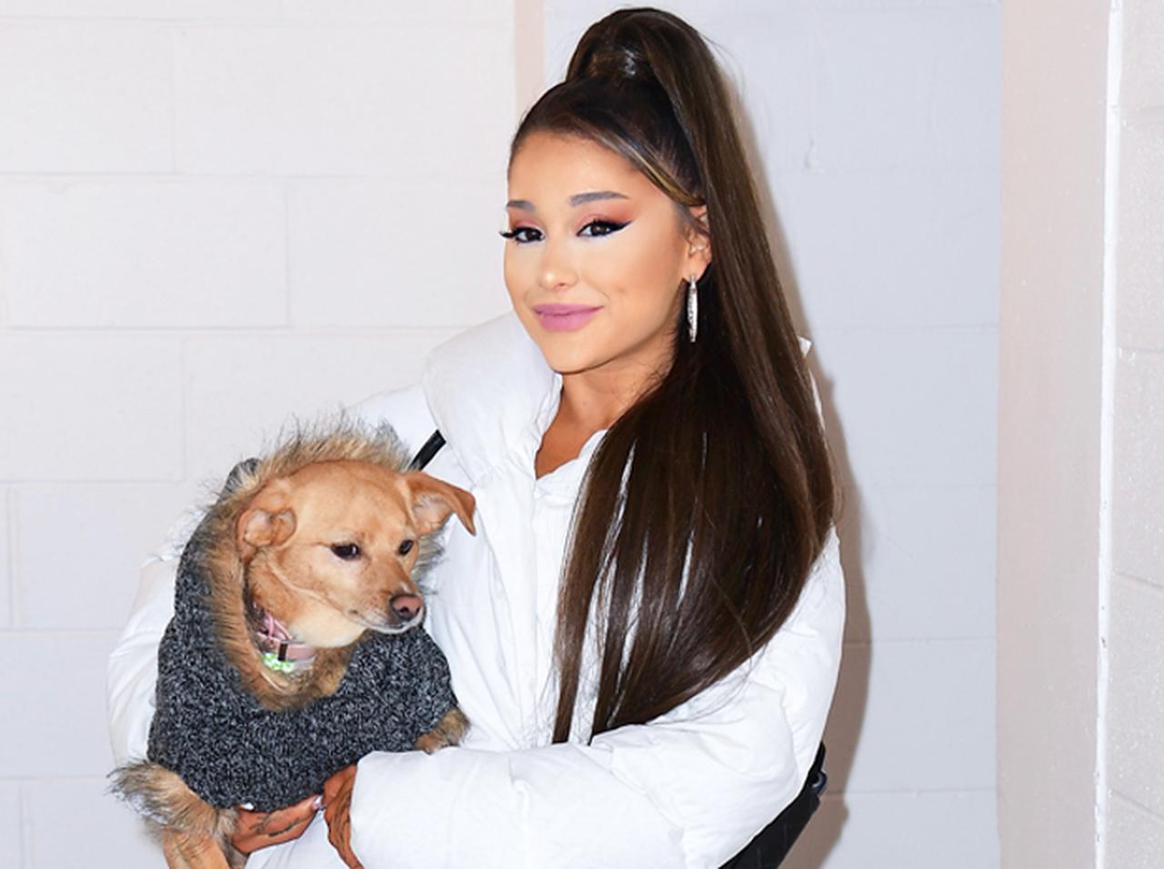 アリアナ・グランデ、日本でも人気の「低カロリーおやつ」を愛犬におすそ分け