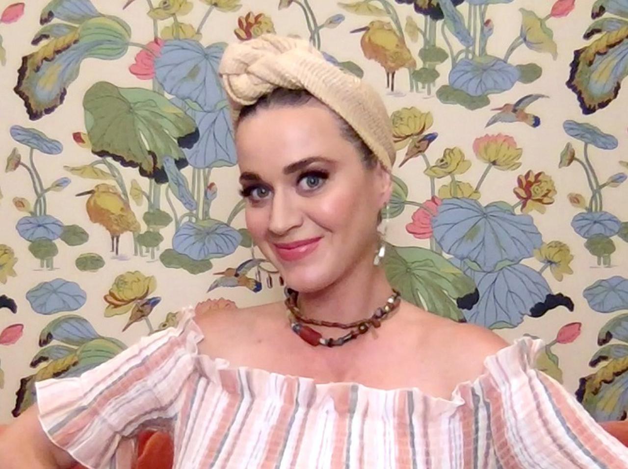 ケイティ・ペリーが新型コロナ治療の最前線で働く医師にサプライズで電話