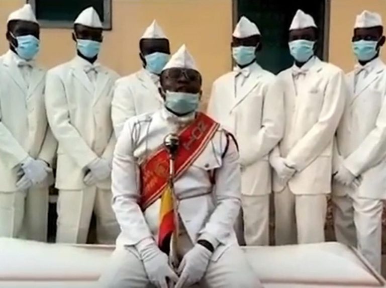 ガーナの棺桶ダンサーがコロナ禍にメッセージ!やっぱり…スタイリッシュ