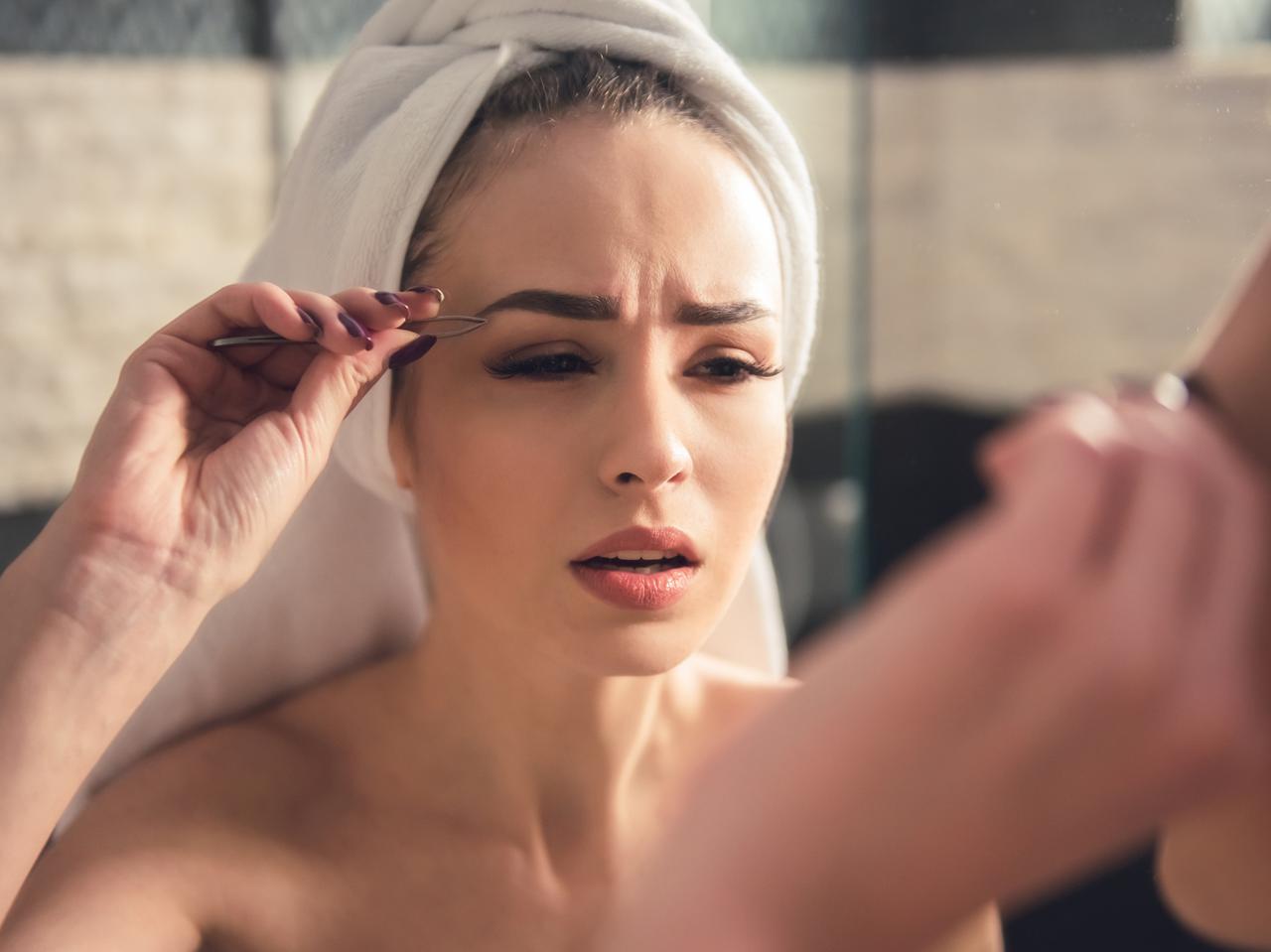 意外とやりがち！「眉のお手入れ」で失敗する3つのNG行動