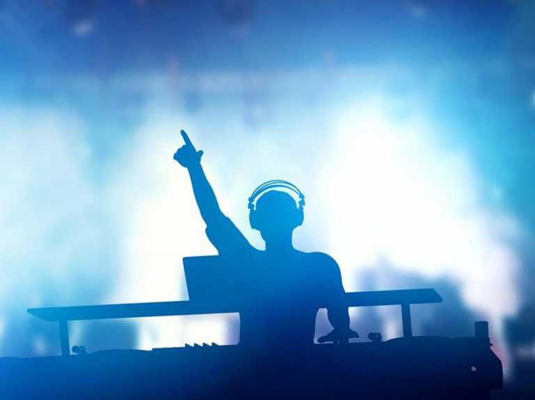 ドイツのクラブが開催した「社会的距離を保ったイベント」が完売!パリピたちが大集合