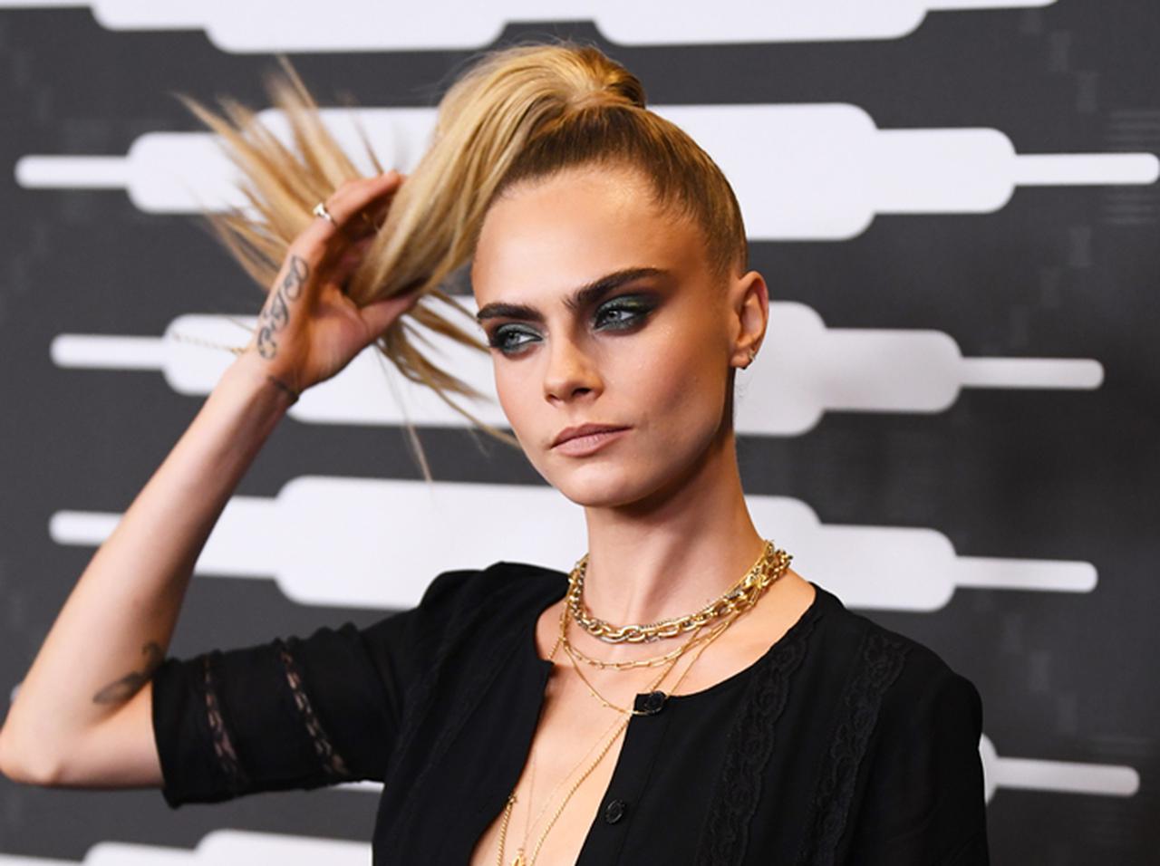 カーラ・デルヴィーニュ、元恋人アシュレイとGイージーの「キス激写」に反応