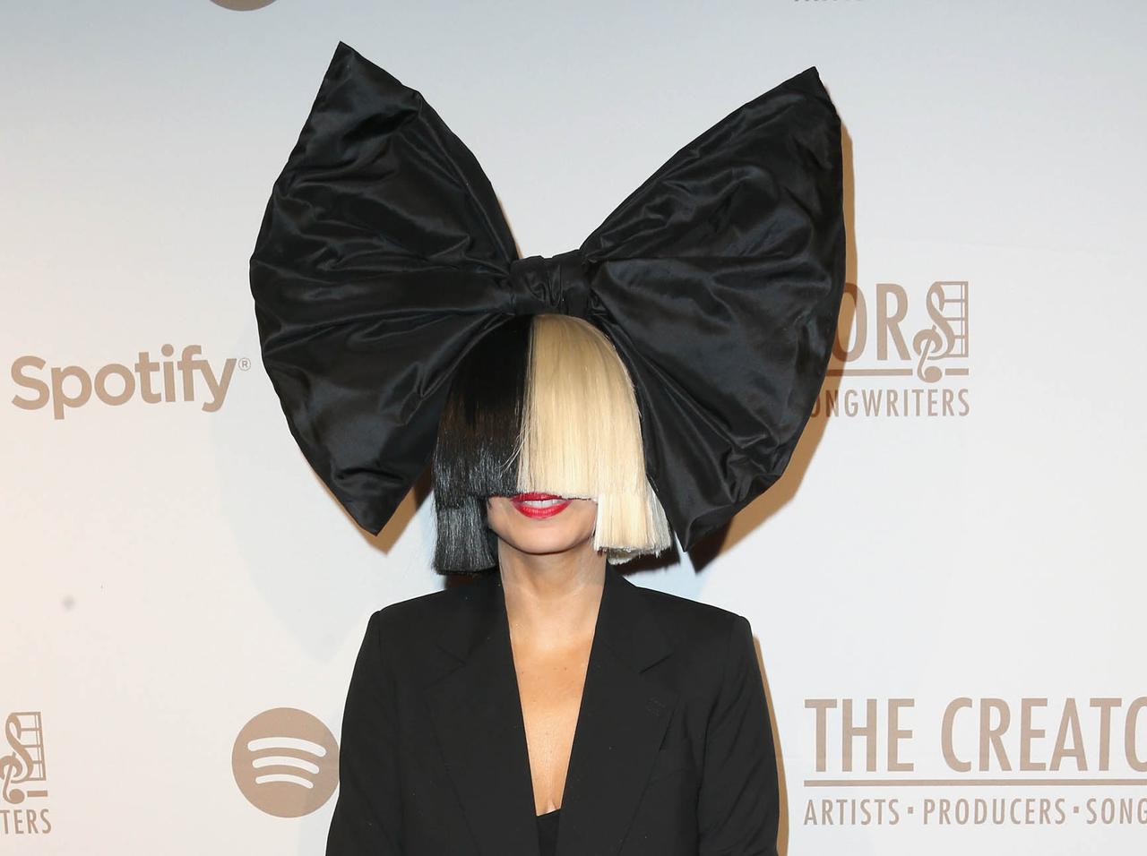 SIAシーア、18歳の少年2人を養子として迎えていた