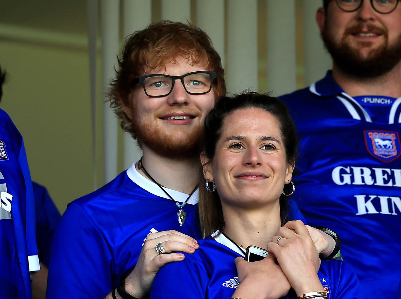 エド・シーラン、“妻と出会った母校”への2年間の「寄付額」がハンパない