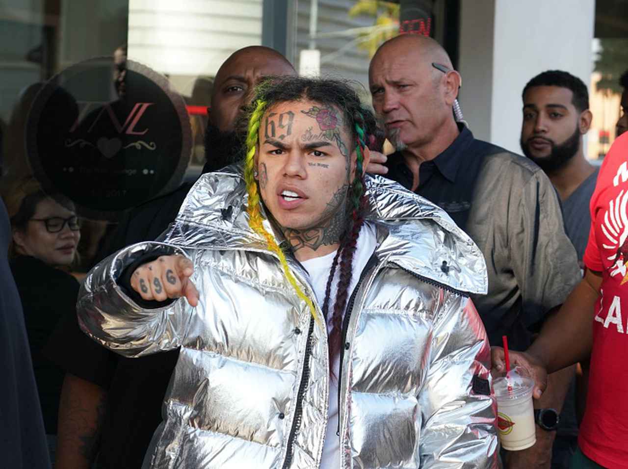 テカシ6ix9ine、子供たちに食事を提供しようと寄付を申し出るも拒否される