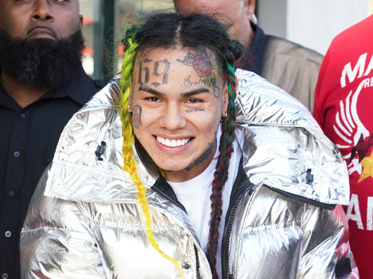 自宅軟禁のテカシ69、裏庭で作った新曲MVで「服役中の証」を見せびらかす