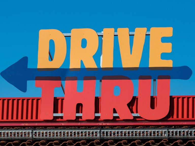 食事つき！コロナ禍で「ドライブスルー形式のストリップショー」が大盛況