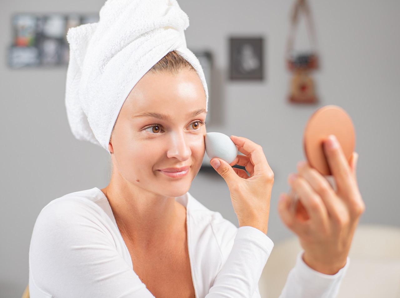 プロは「目のクマ」をこう隠す!目元をぱっと明るく見せる意外なメイク法