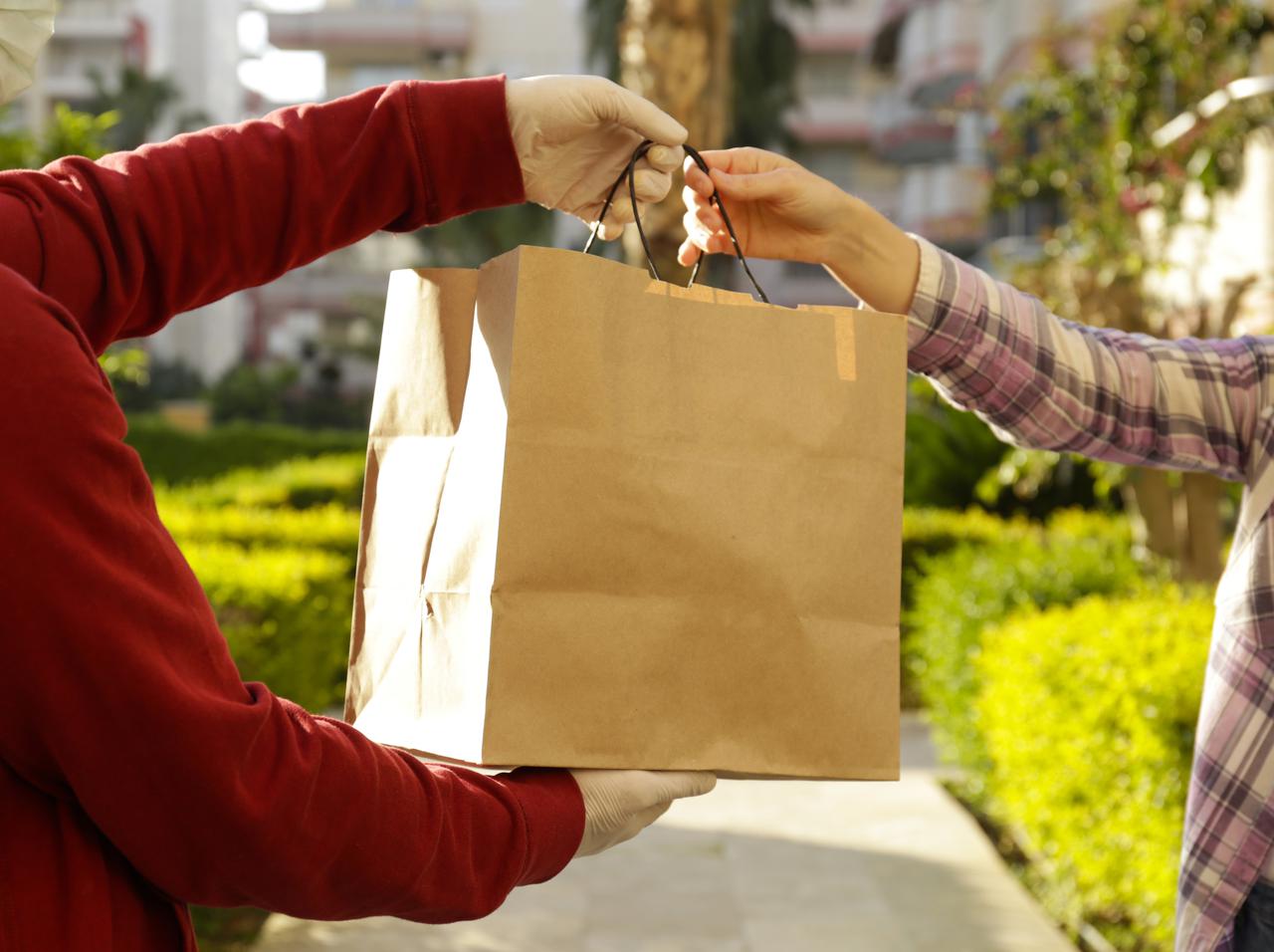 アマゾン配達員、配達先の『玄関』で「していたこと」に胸がギュッとなる