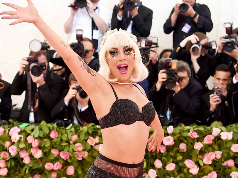 レディー・ガガが「巨大トラック」の運転手に!販売店に新アルバムを自ら運送?