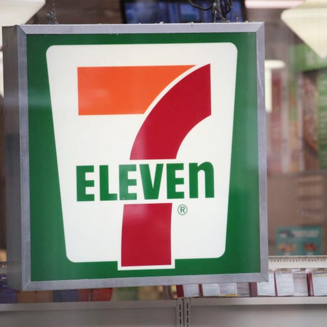 セブンイレブンで「サービス拒否」された客が激怒、店員にコーヒー浴びせる