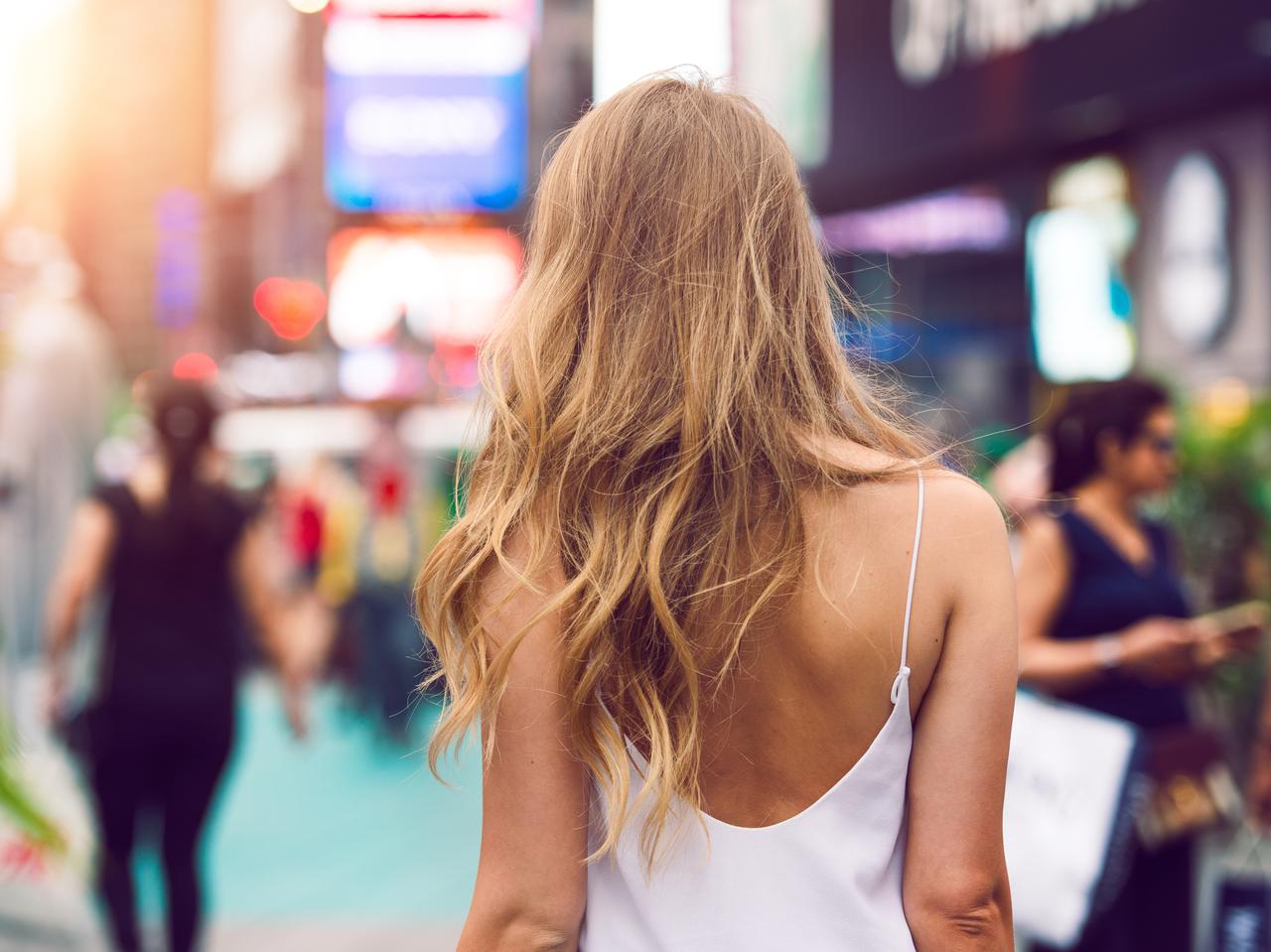 背中ニキビの原因って?すべすべ美肌を作るための3つのコツ