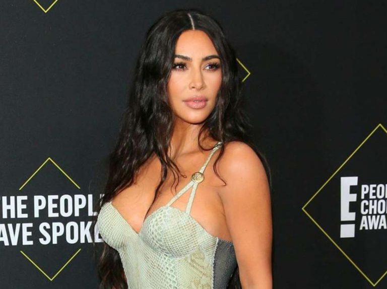 キム・カーダシアンの“蛇女ショット”に「写ってはいけない物」背筋が凍る