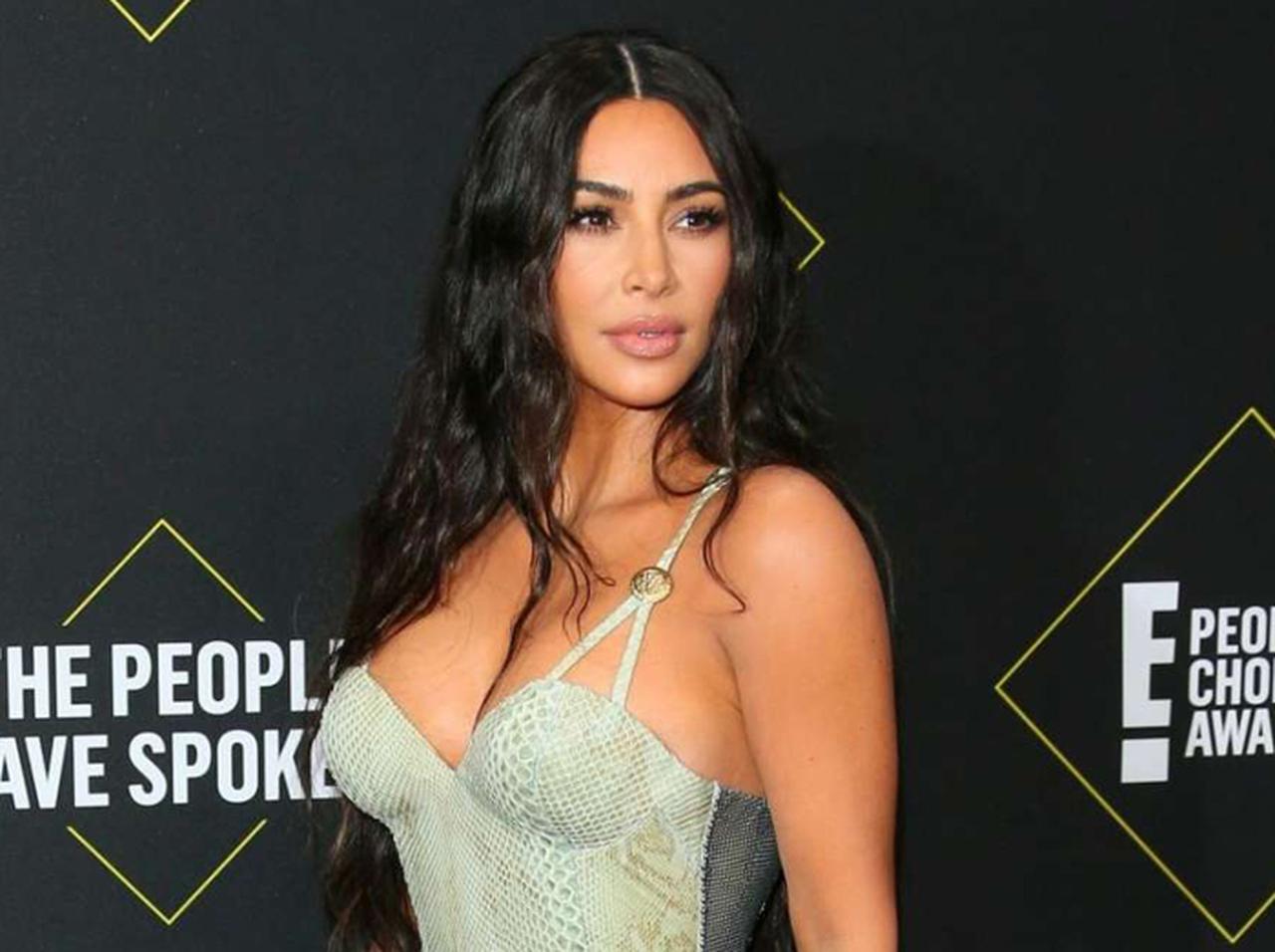 キム・カーダシアンの“蛇女ショット”に「写ってはいけない物」背筋が凍る