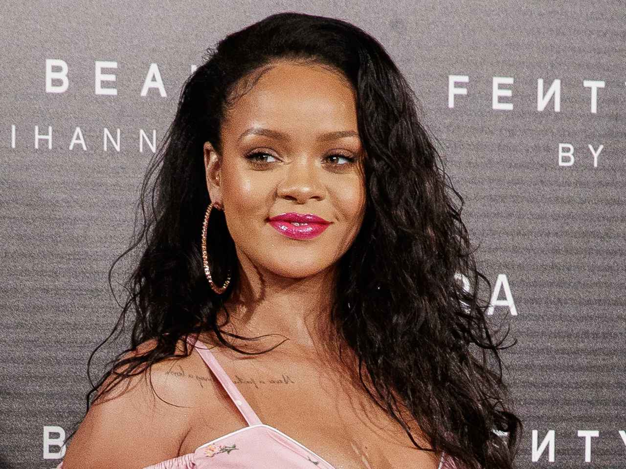 リアーナ、夏に似合う“日焼け風ナチュラルメイク”の作り方を披露