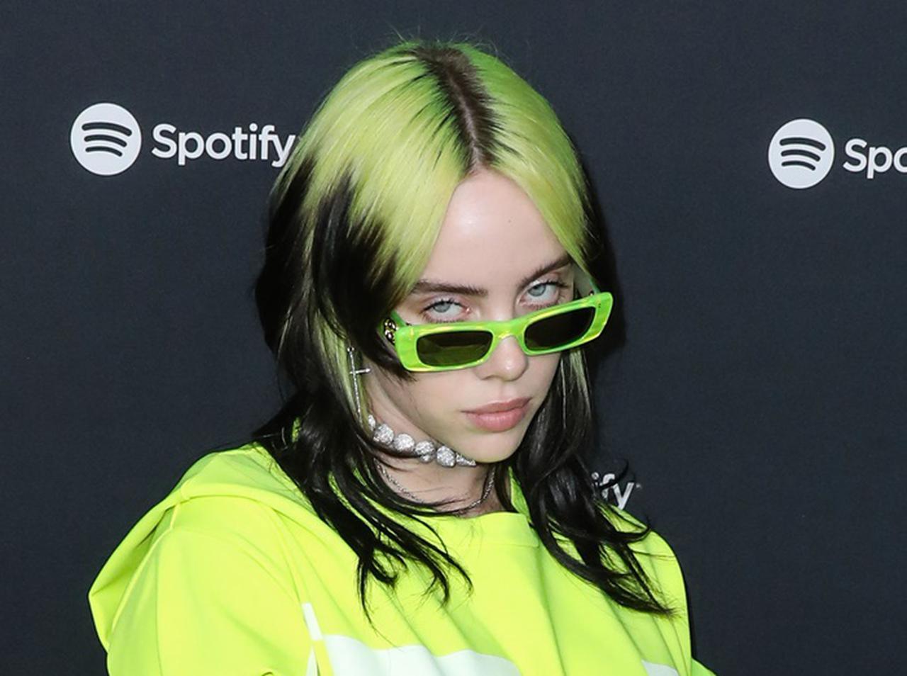 ビリー・アイリッシュ、1枚1枚脱ぎながら訴える映像が公開される【全訳】