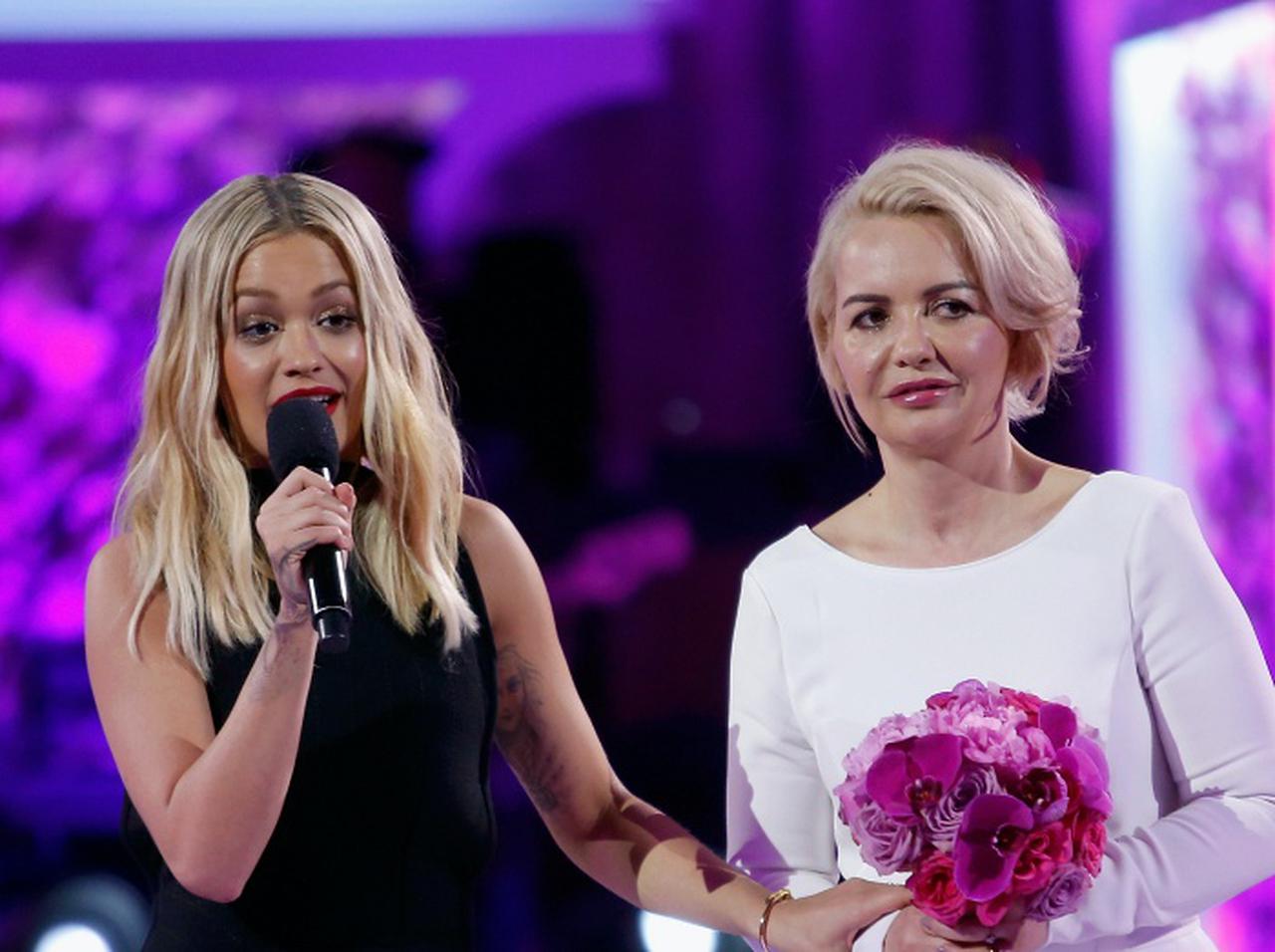 リタ・オラ、新型コロナ患者の治療にあたる母親を心配する気持ちを打ち明ける