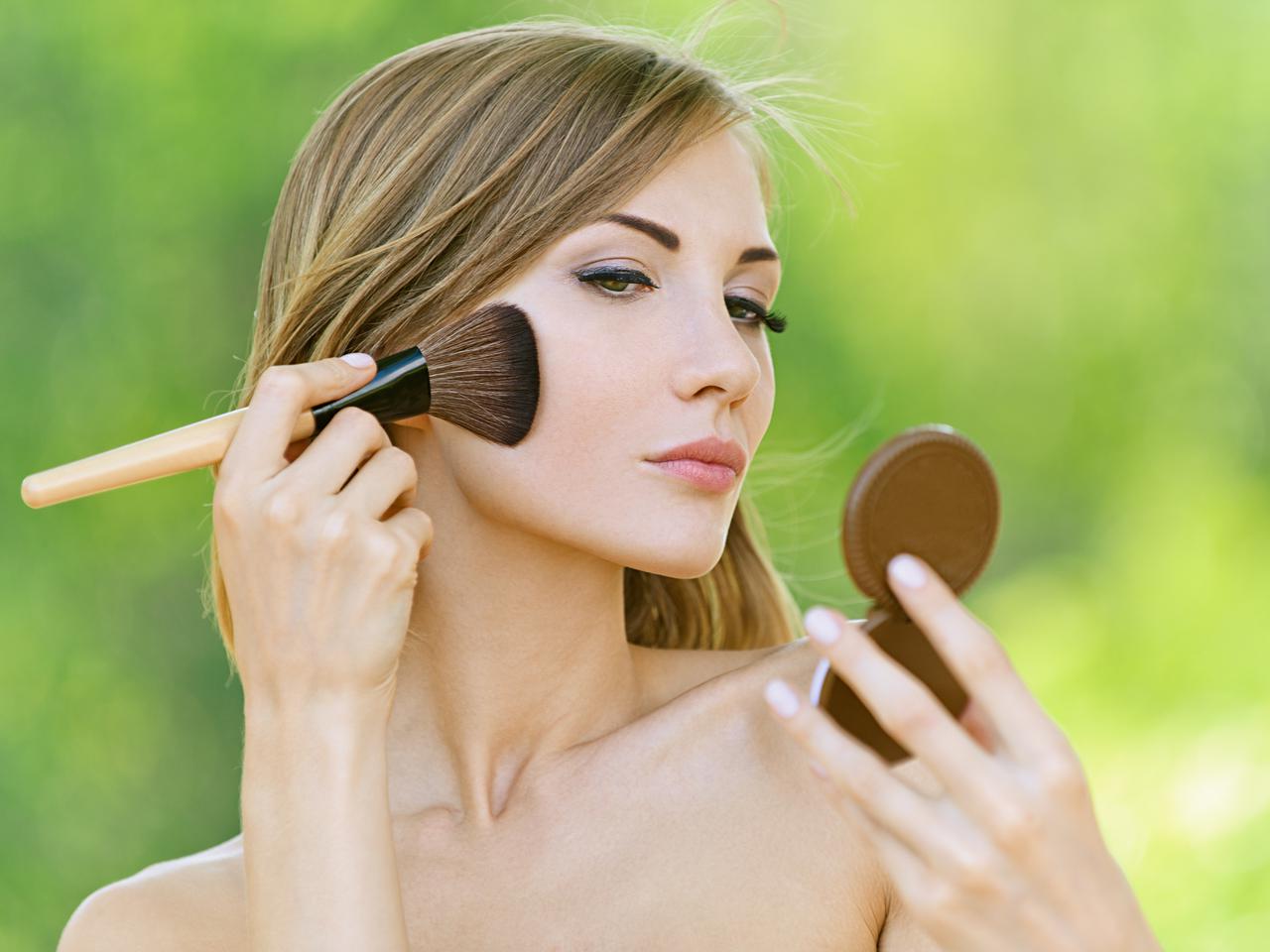 パウダーファンデも季節に合わせて!「夏用」に切り替える2つのメリット