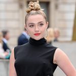 フローレンス・ピュー、ヴェネツィアで披露した「無造作お団子×スカーフ」ヘアが話題