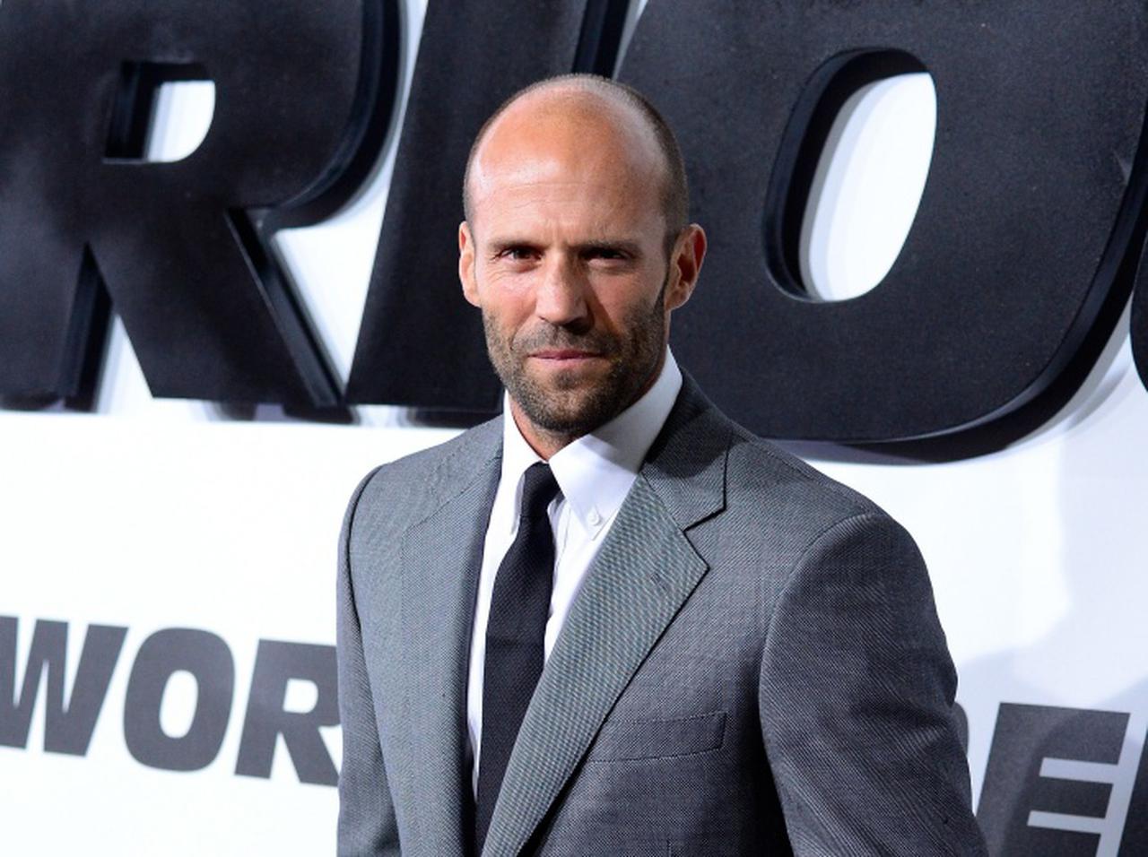 『ワイスピ』ジェイソン・ステイサム、車じゃなくて「まさかのアレ」に乗って爆走