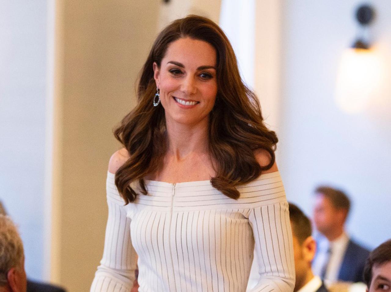 キャサリン妃、流行りの「セクシーカーディガン」を上品に着こなす