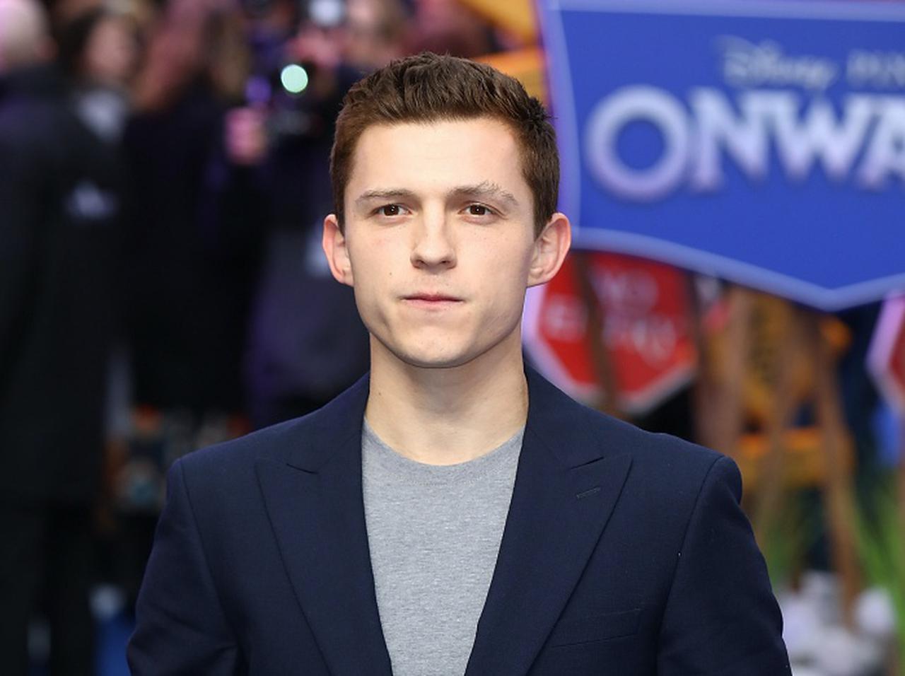 トム・ホランドが自主隔離生活中に弟の髪をカット、腕前がプロ並み