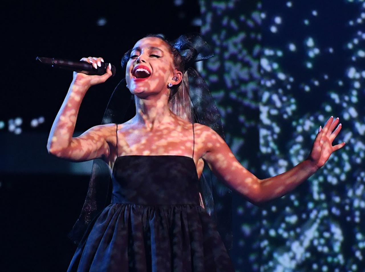 アリアナ・グランデ、爆破テロ事件から3年を前に「心はいつも一緒にいる」とメッセージ