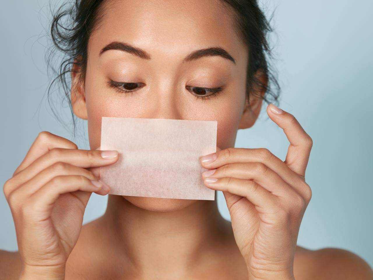 夏の美肌をキープする「あぶらとり紙」の上手な使い方＆コツ