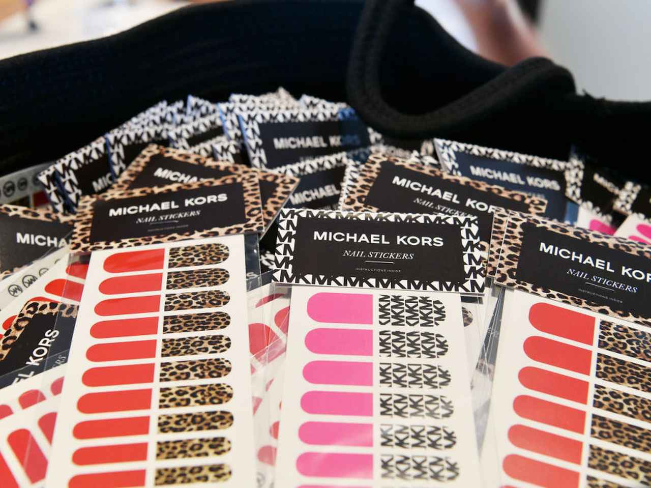 ネイリスト直伝!絶対失敗しない「ネイルシール」の貼り方&コツ