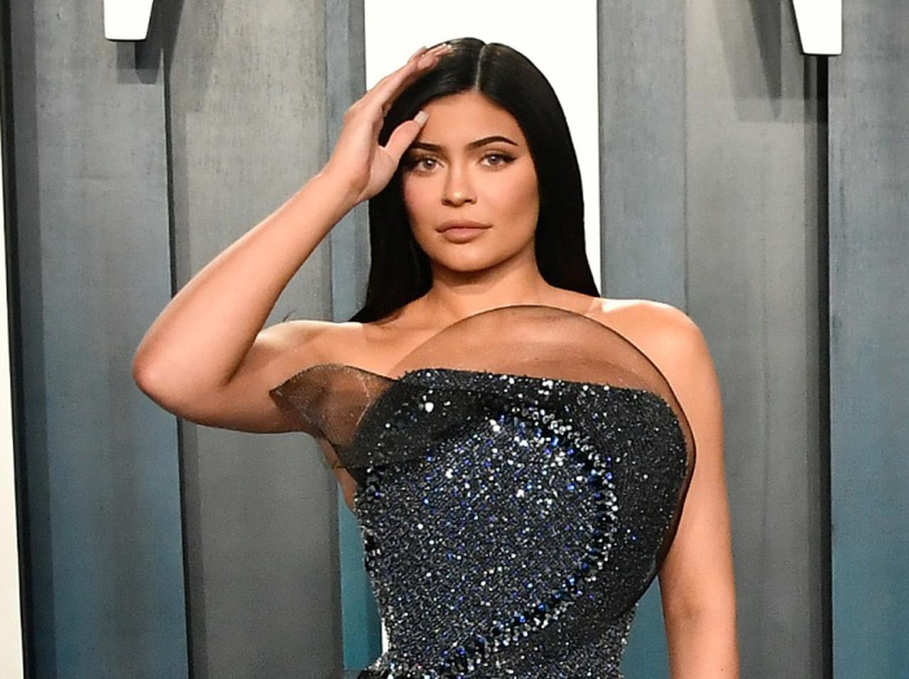 カイリー・ジェンナー、ドレスが胸から太ももまで裂けるハプニング…どう乗り切った?