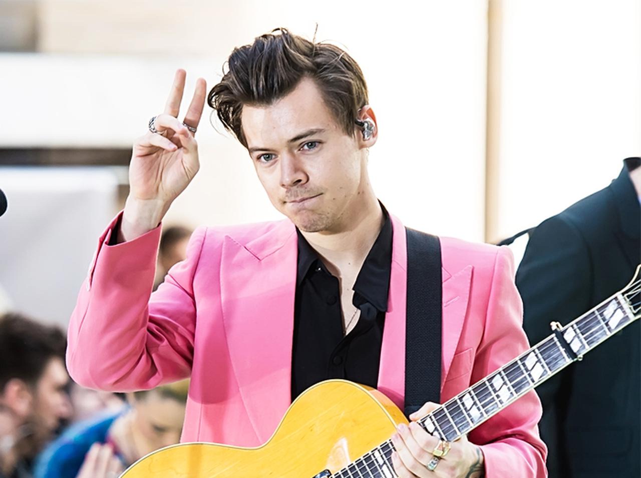 ハリー・スタイルズ、美女たちと「濃厚接触しまくり」な映像がファンの心を搔乱【ウォーターメロン・シュガー】