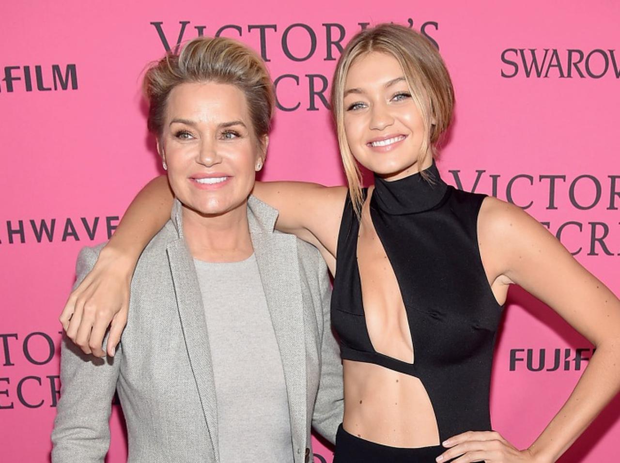 妊娠中のジジ・ハディッド、母の日のメッセージで「母親としての目標」を明かす