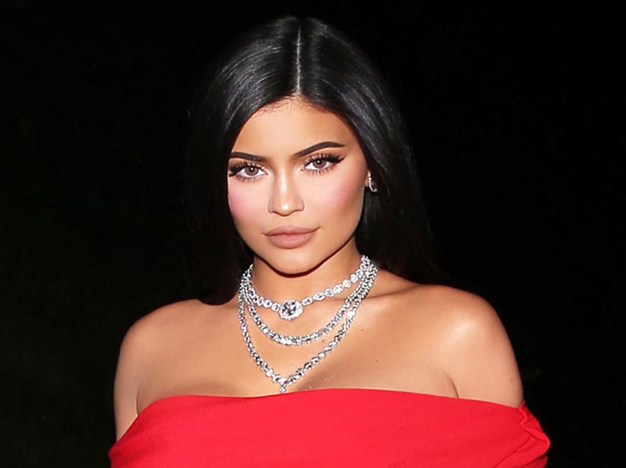 カイリー・ジェンナーが公開した免許証写真に「ずるい!」とブーイングの声