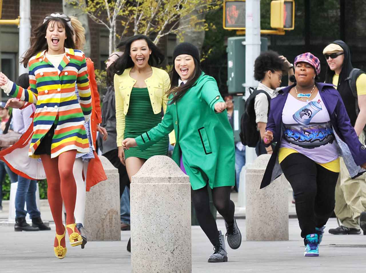 『glee/グリー』キャスト、人種差別抗議デモの最前線で拡声器片手に歌う