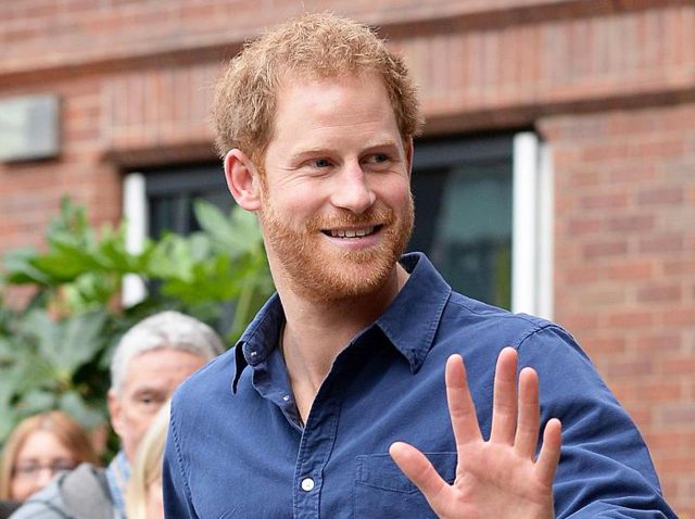 ヘンリー王子、社会的距離“そっちのけ”である女性をハグしてしまう