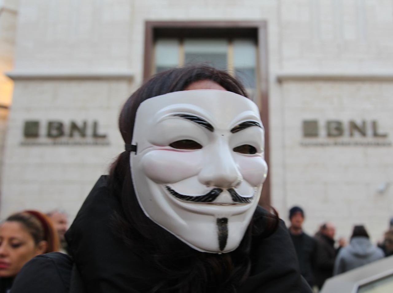 ハッカー集団アノニマスが警察のラジオを乗っ取ってかけたのはあの名曲