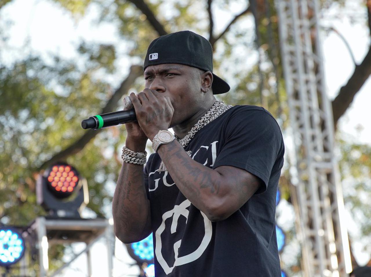 ダベイビー、BETアワードで首を押さえられながら全米1位曲をパフォーマンスし賛否