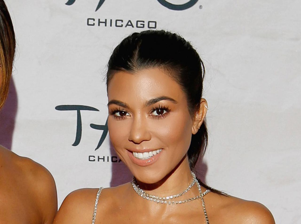 コートニー・カーダシアン、外出自粛中にぜひと「大人のおもちゃ」を入れたバッグを配る