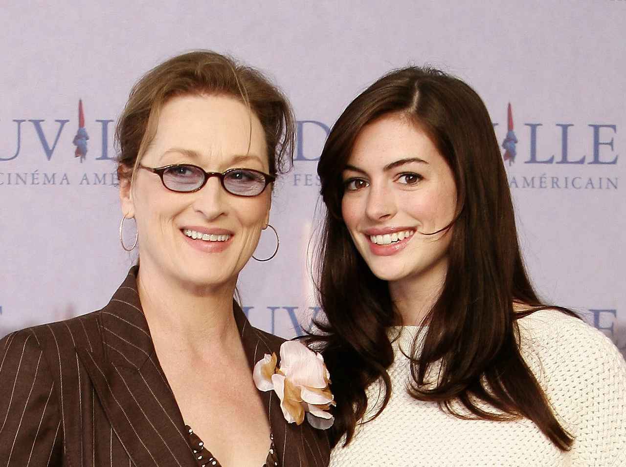 アン・ハサウェイ、『プラダを着た悪魔』のファッションを“イジって”喝采のワケ